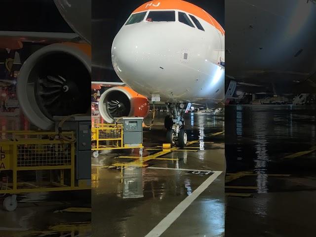 easyJet engine fans free spinning at Manchester Airport