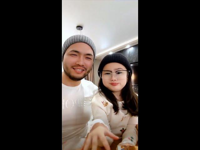 爸爸不想让莉娜坐腿上，结果她拿小时候说事！