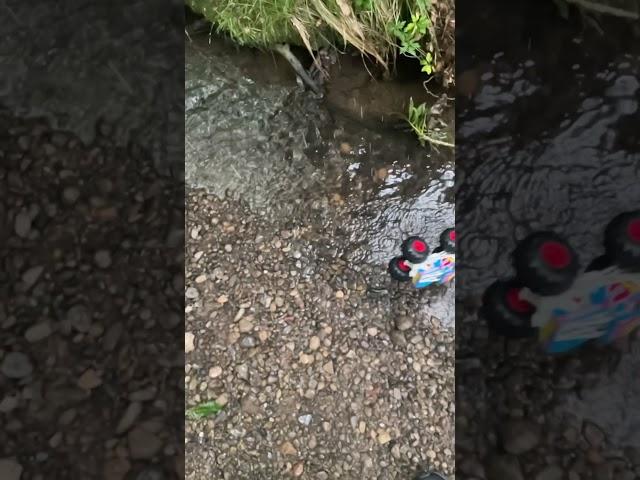 “Hot Wheels Monster Truck Falls Off Huge Log Into Water! Epic Splash, Stunt Crash & Muddy Jump!”