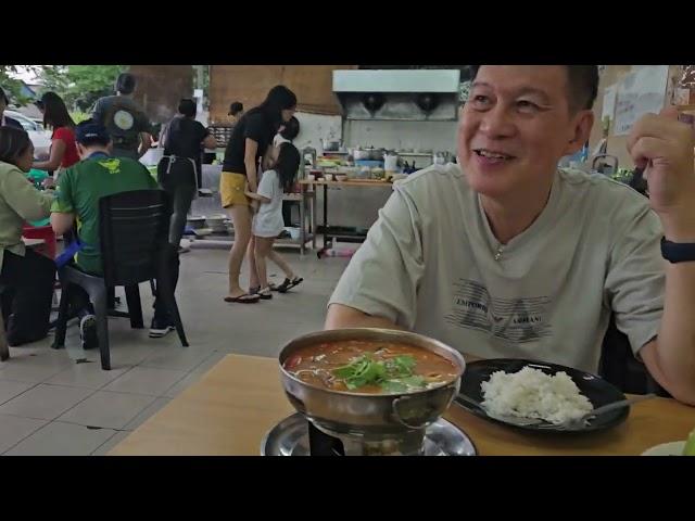 网红跟着阿宏找lobang的泰国餐馆‘’annathai私房菜‘’用餐。特别推荐他家的‘’椰子噢大‘真的很美味’。里面有蟹肉，鱼肉，椰肉，虾子，薄荷，椰奶带小辣和班兰味，很美味，其它也很美味。谢谢大家