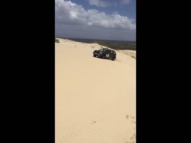 Renault Duster 4x4 4wd dando show subindo uma duna no Porto das Dunas no Ceará