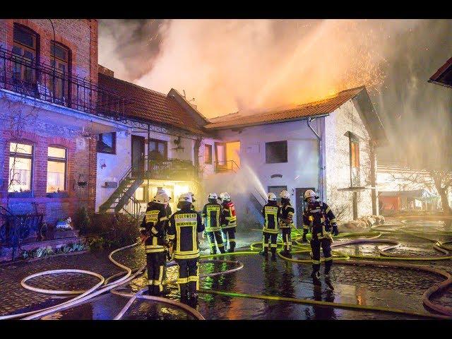 Großbrand einer Schreinerei in Wallau – 10 Bewohner in Sicherheit gebracht