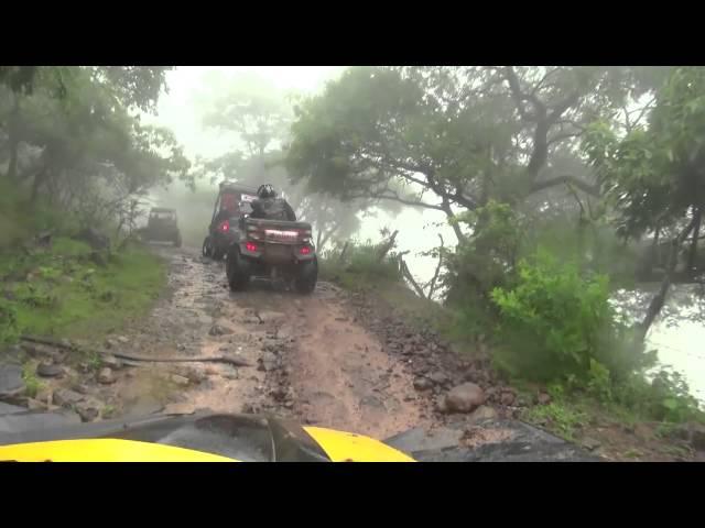 PILOTOS A PUNTO DE SER ARROLLADOS POR TREN. RUTA VALLARTA.