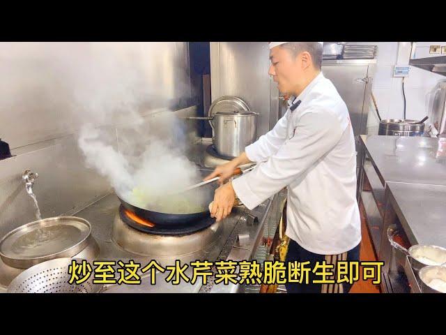 初春必吃水芹菜到底怎么炒？湘菜大厨用20秒爆炒，香辣下饭解馋