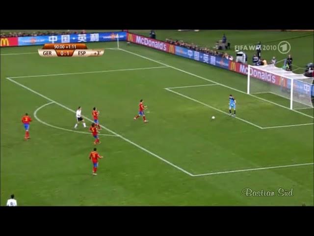 Mario Gomez Makes a Mistake in Pass in an Extreme Situation