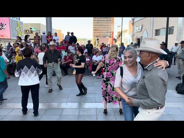 El  famoso baile en #laliber  de Chihuahua️y sus bailadores @musicalmilagroofficial 