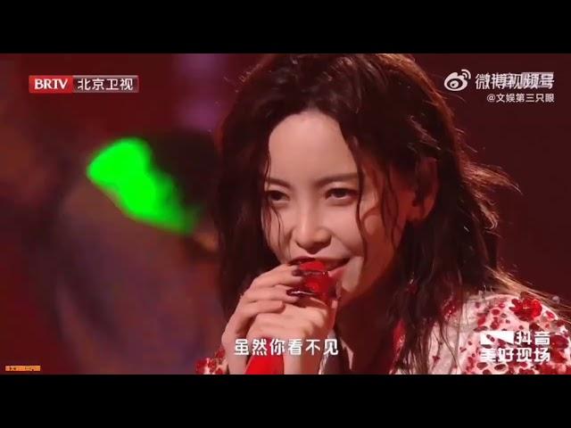 于文文七夕歌会表演新单曲《狼人》＋《是我》