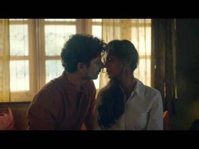 Shehar Lakhot Kisses / Priyanshu Painyuli & Shruthy Menon