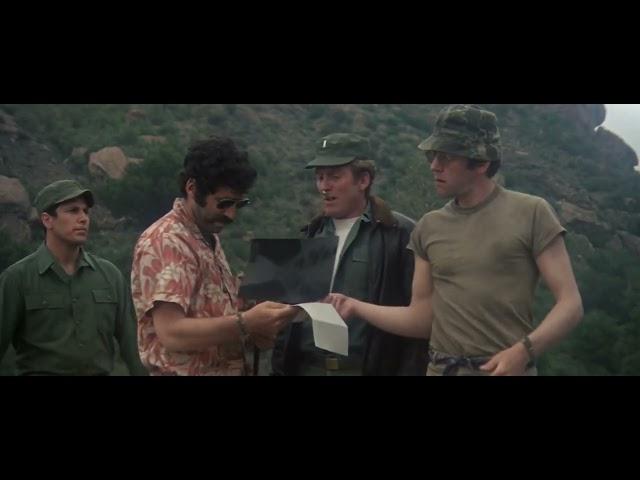 Donald Sutherland,Elliott Gould, in M*A*S*H - diagnosis