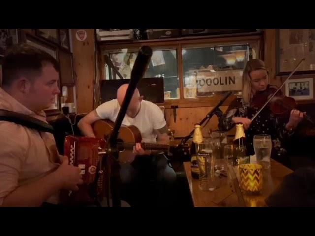 Tara Breen, Keelan McGrath & Eddie Costello. "Trip to Manila" Reel composed by Ned Kelly