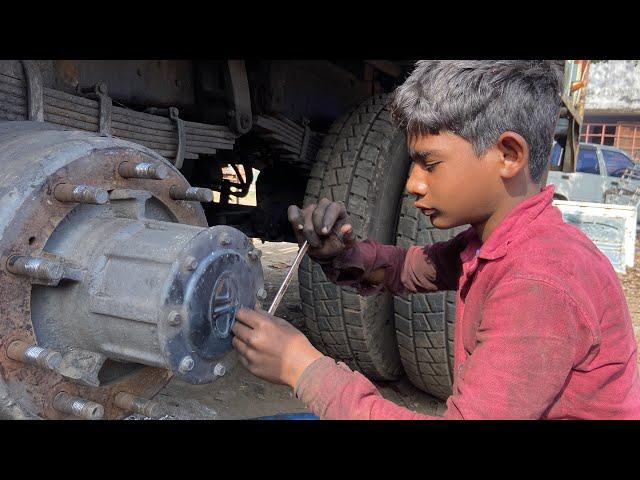 Truck hub greasing | truck rear wheel hub greasing skills | truck mechanic | Indian truck 