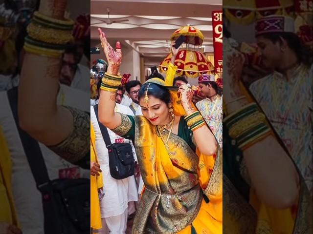 श्रीमननारायण कीर्तन पर नाच  उठे अनिरुद्धाचार्य जी और उनकी पत्नी #dance #dhol #anirudh #short