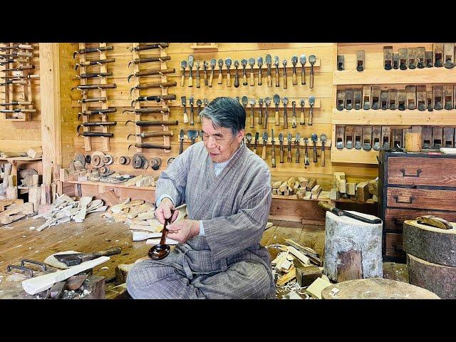 The process of making ladle. An 87-year-old craftsman who has been making ladles for 70 years.