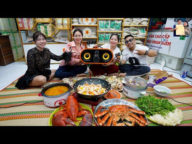 Lobster and King Crab Banquet invites Athlete Pham Van Mach and Song Hy at Phan Diem Seafood Store