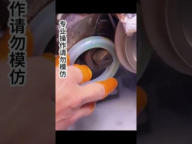 男子路过一时好奇还价98w买下一刀下去当场震惊 #翡翠 #翡翠手鐲 #缅甸翡翠 #玉 #玉佩 #玉石 #jade