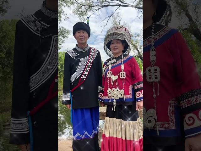 Put on national costumes for parents  they are the most beautiful and handsome at this moment!