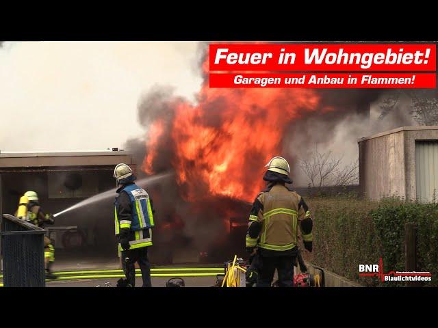 [MASSIVE RAUCHENTWICKLUNG!] Garagen und Anbau in Flammen! Großeinsatz in Essen-Borbeck!