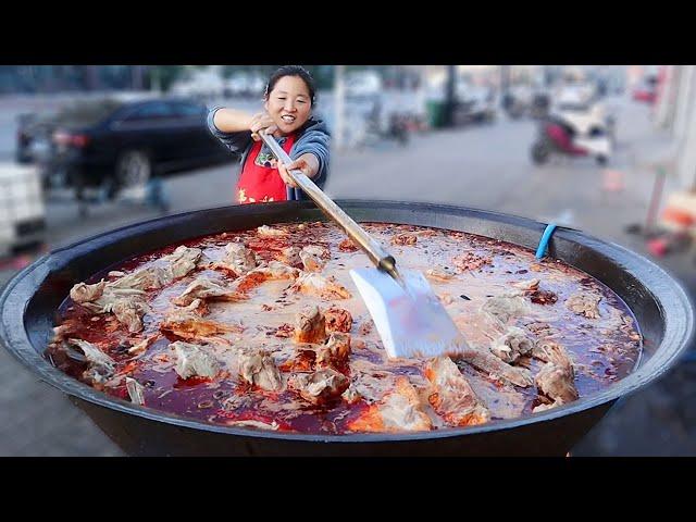 Henan's sister created her own secret recipe. She sells big bones in sauce！