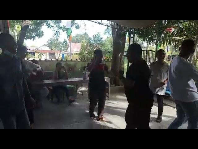 ROMO AMANCHE DAN GURU-GURU SPEKSANYO. MENARI GEMBIRA. SATU CARA MEMIMPIN ADALAH BERGEMBIRA BERSAMA.