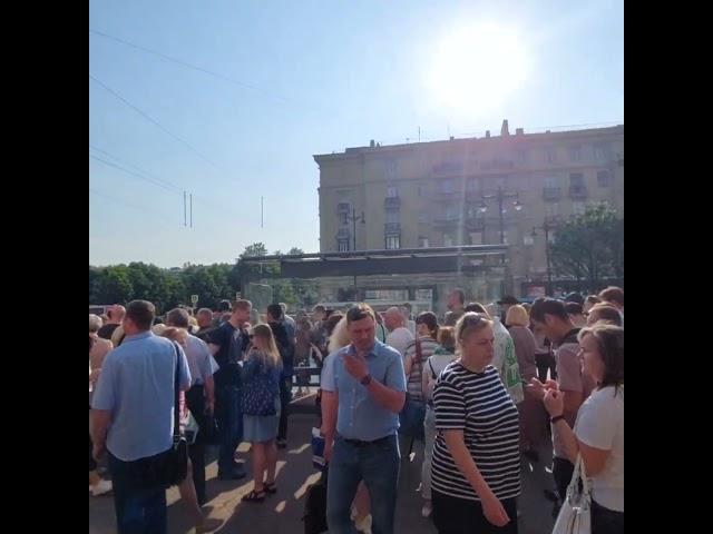 Толпы народа у станции метро «Московская» утром 16 июня.