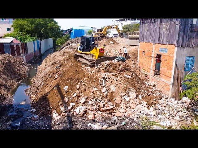 Nice Action Moments!! Komatsu Bulldozer Moving Trash and Clearing Trash In Village