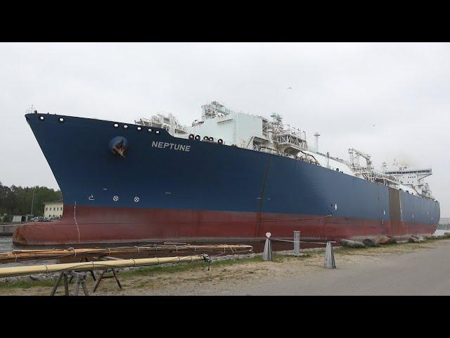 Huge LNG Special Ship NEPTUNE | Spectacular Departure from the Small Port of Lubmin / Germany