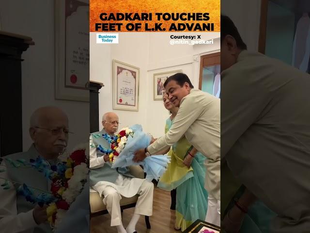 Union Minister Nitin Gadkari Seeks Blessings From Bharat Ratna Lal Krishna Advani; Touches Feet