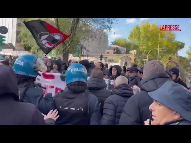 Roma, tensioni alla Sapienza tra collettivi e polizia: scontri e cariche di alleggerimento