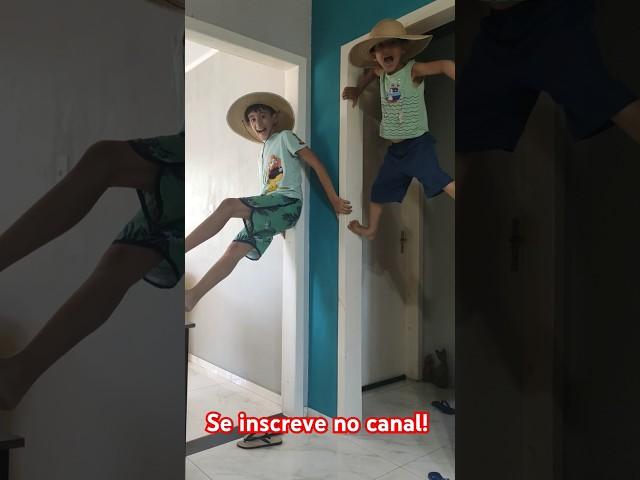 Subindo no marco da porta. Quem já subiu? #fazenda #infantil