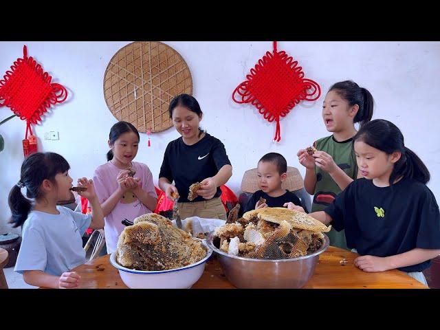 The honey harvest was abundant and sweet,and the five children were very happy to eat it.