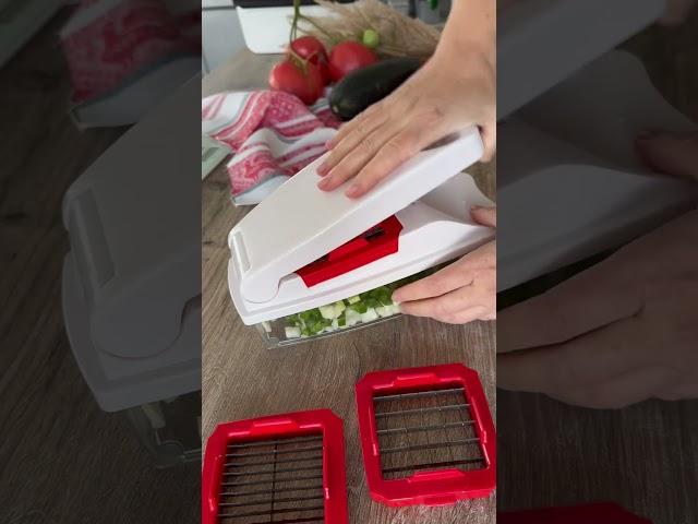 С помощью овощерезки режьте салаты легко и быстро