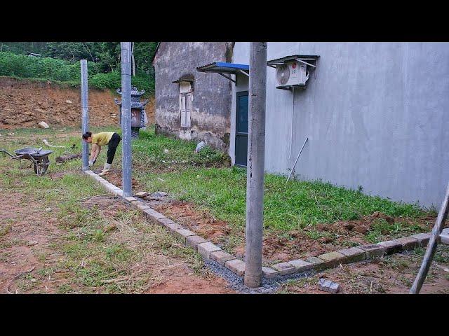 Building a house with cement columns using PC plastic pipe molds