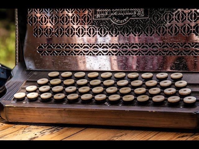 Russian bayanist surprised the Vietnamese. Sibiryak performs rock music on an old accordion