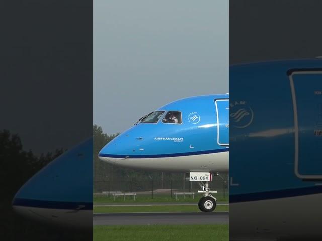 KLM Captain waves and shows Thumbs up. :-)