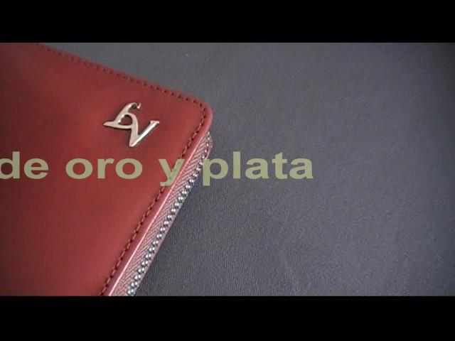 Cartera billetero con iniciales personalizadas.