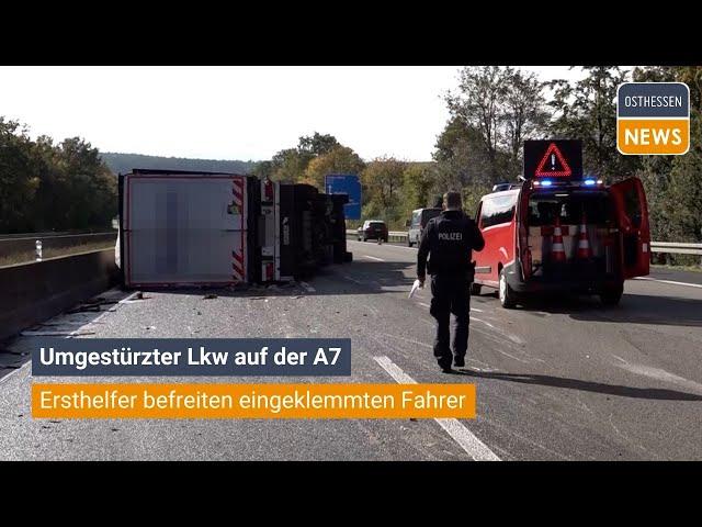 Umgestürzter Lkw auf der A7: Ersthelfer befreien verletzten Lkw-Fahrer