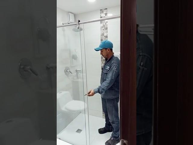 DIVISIONES DE BAÑO EN VIDRIO TEMPLADO EN BOGOTA SISTEMA CORREDIZA RS1-INGEVIDRIOS