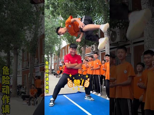 空翻课堂，调皮兔崽子搞偷袭，认真的老师防不胜防 #可爱的学生#师生日常#谢谢有被笑到#空翻 #记录校园生活