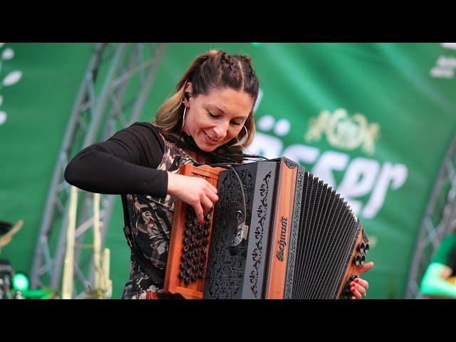 Claudia Hinker spielt die „Mooskirchner Polka“ gemeinsam mit „Die Lauser“ auf der Kaiser Wiesn!