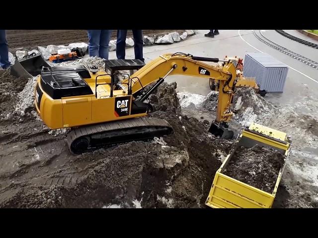 Rc excavator loading in 1:8 scale - CAT 349e