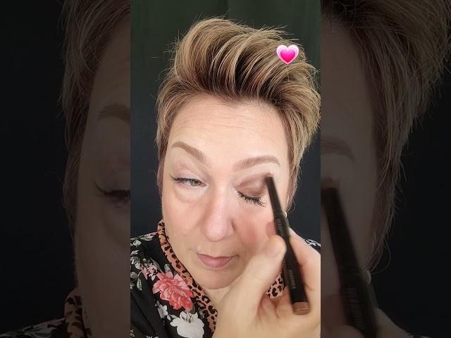 Easiest Eyeshadow Ever!️#creameyeshadow #falleyeshadow #easyeyeshadow #eyeshadow #eyeshadowtutorial