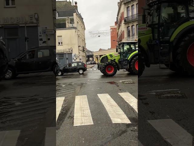 Arras : le cortège des tracteurs des agriculteurs de la Coordination rurale dans le centre-ville