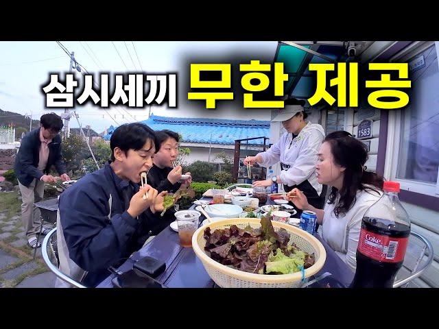 수십가지 음식을 끊임 없이 차려주는 섬마을 민박 생활