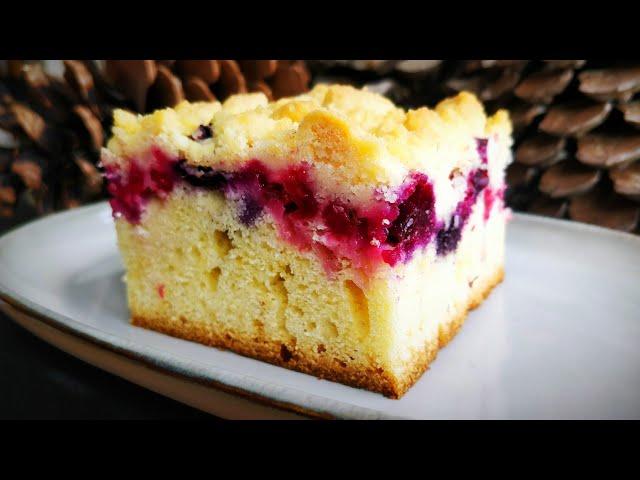 Sponge cake with fruit and crumble