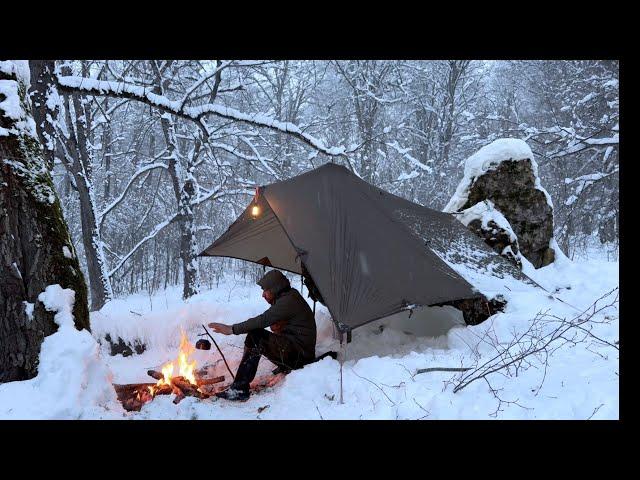 Survival Challenge:Foggy,Frozen,and Snowy Jungle-18°C|Sleeping by Snowy Rocks Without a Sleeping Bag