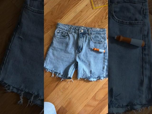 Two easy ways to perfectly fray your jeans this summer #diy #upcycling #clothinghacks