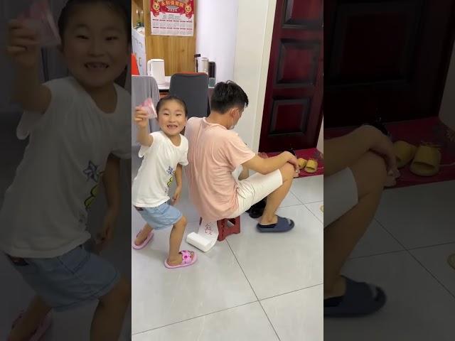 爸爸又要出去喝酒，女儿看不下去收拾他！ #funny #萌娃 #comedyfilms #cute