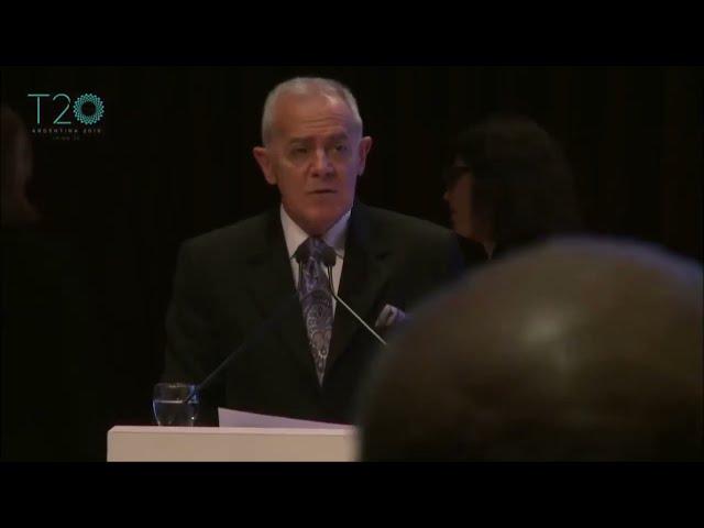 Martin Wullich Locutor anuncia en inglés el final de la Plenary session en el G20