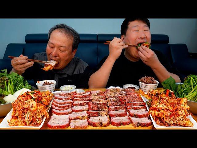 커다란 통에 숯불로 훈제한 삼겹살과 싱싱한 배추 겉절이!! (Smoked Pork Belly & Fresh Kimchi) 요리&먹방!! - Mukbang eating show