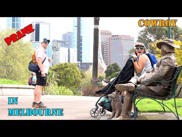 #Cowboy_prank in Melbourne city . lelucon statue prank. luco patung